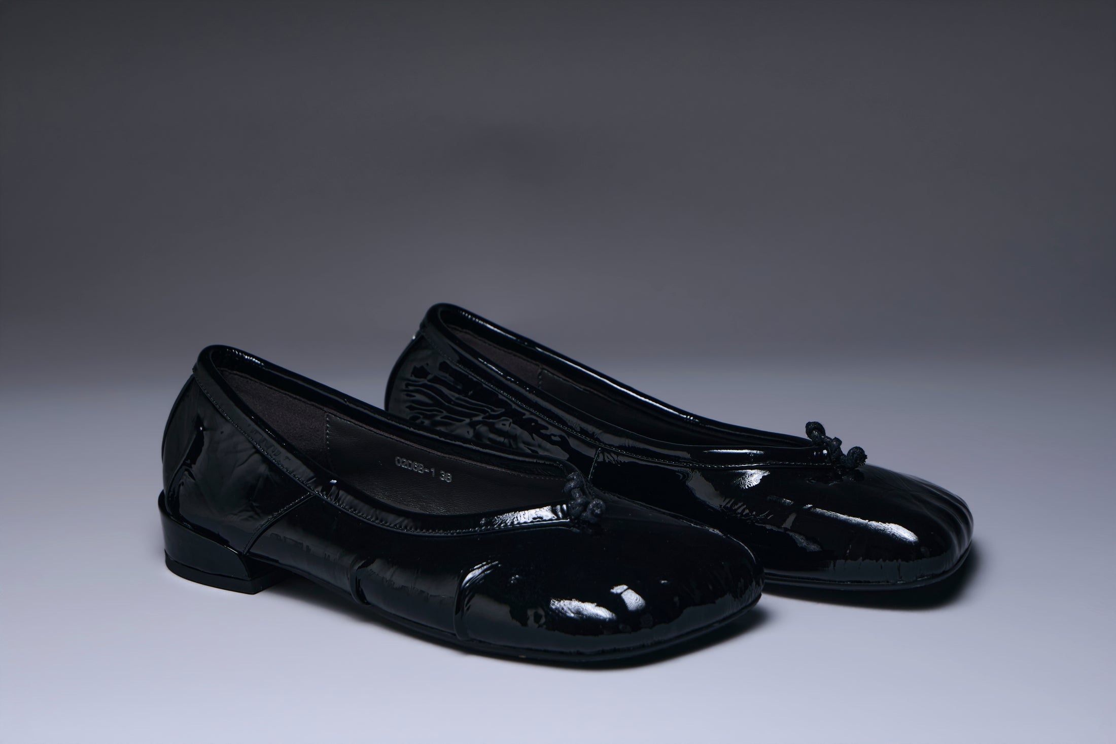 Onyx Gloss Bow Mules