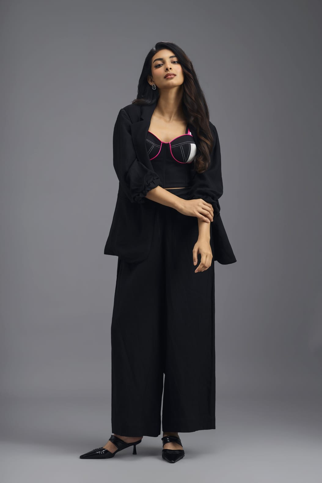 BLACK CO-ORD SET WITH GEOMETRIC BRALETTE, RELAXED BLAZER AND WIDE-LEG TROUSERS