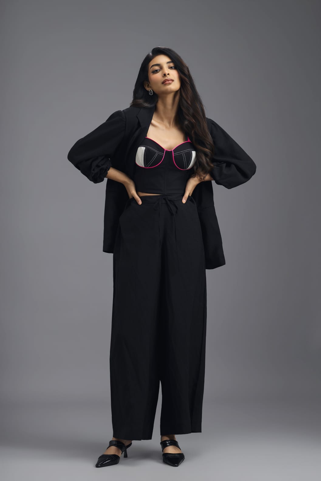 BLACK CO-ORD SET WITH GEOMETRIC BRALETTE, RELAXED BLAZER AND WIDE-LEG TROUSERS