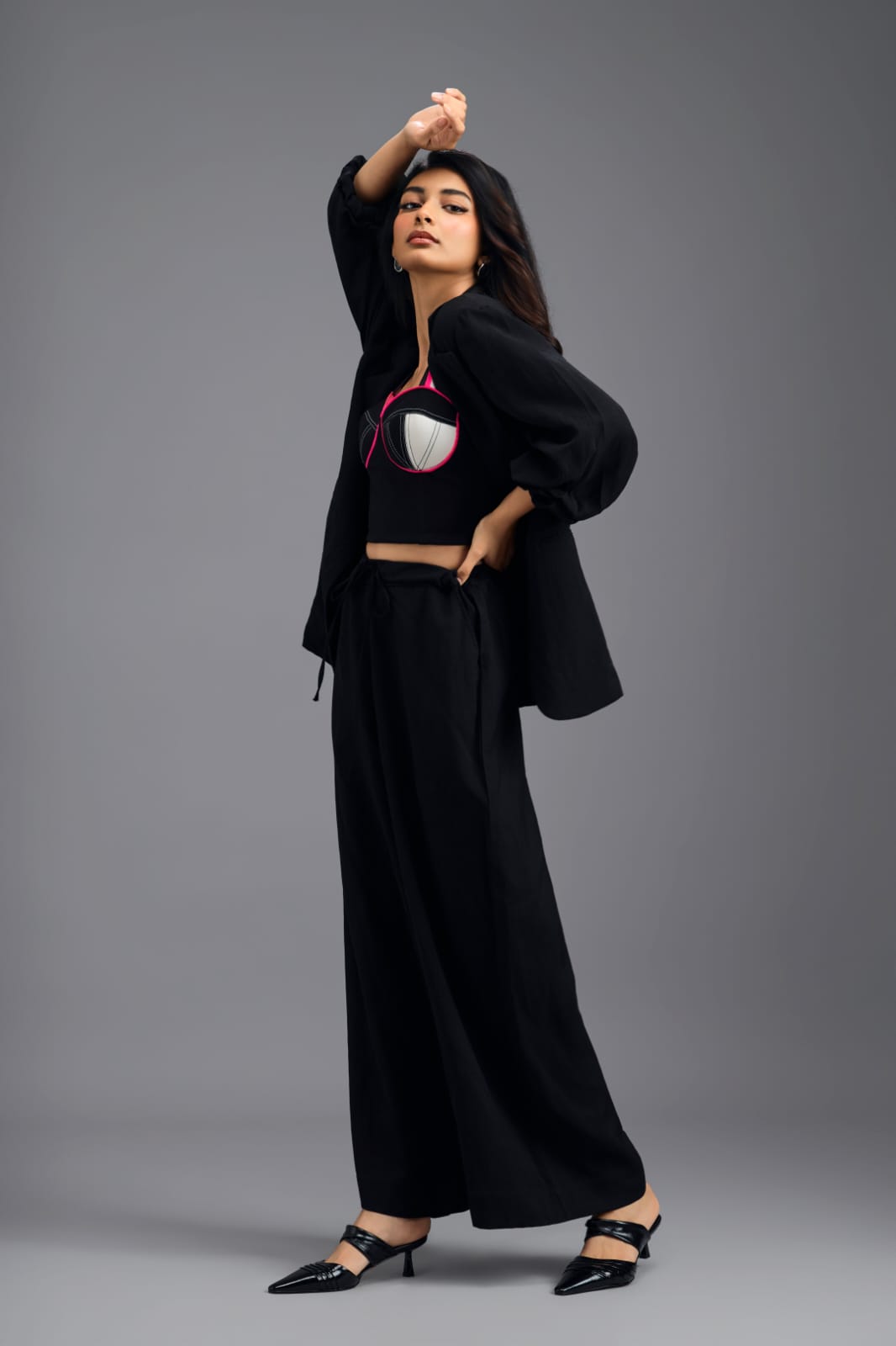 BLACK CO-ORD SET WITH GEOMETRIC BRALETTE, RELAXED BLAZER AND WIDE-LEG TROUSERS