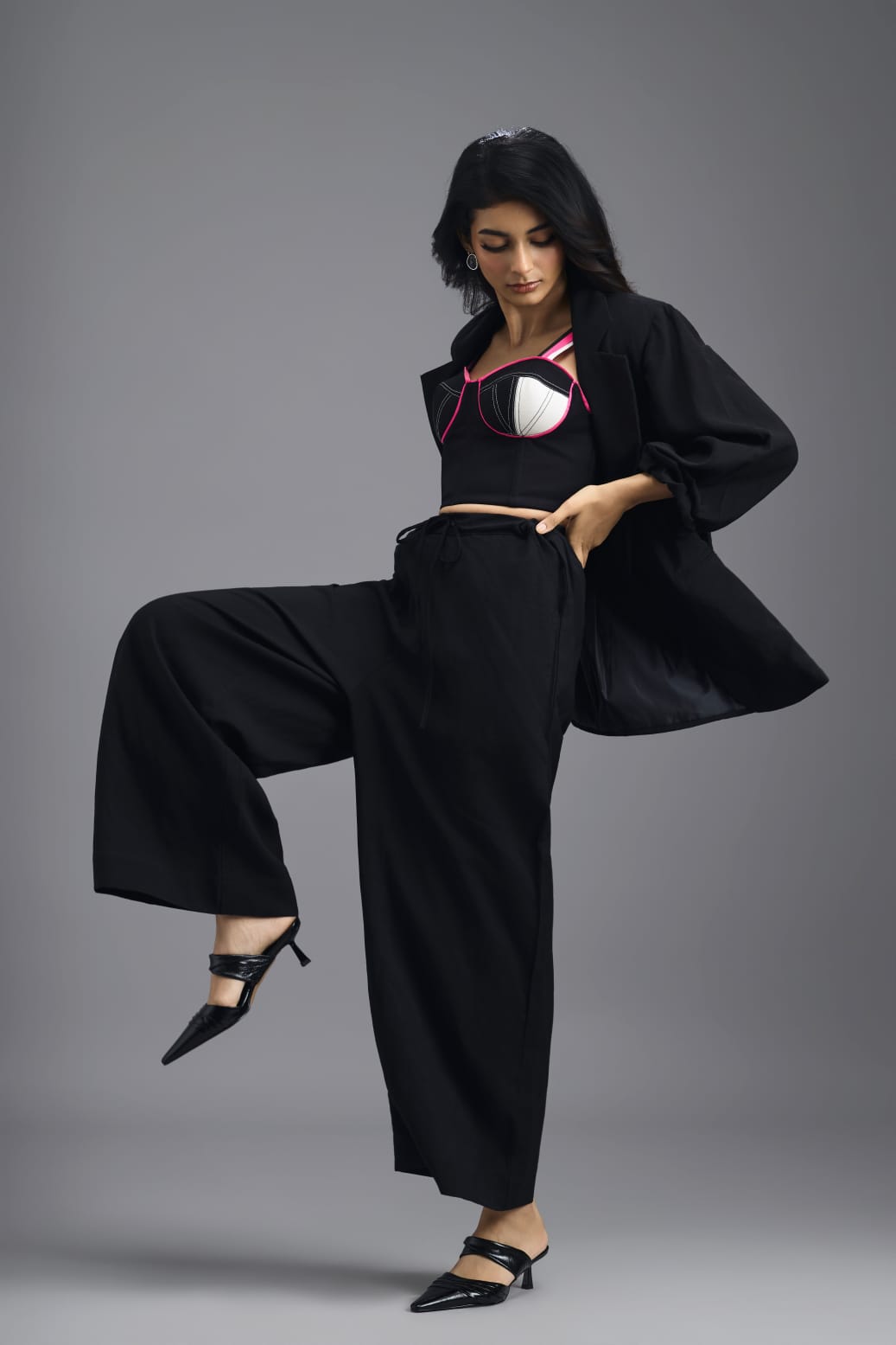 BLACK CO-ORD SET WITH GEOMETRIC BRALETTE, RELAXED BLAZER AND WIDE-LEG TROUSERS
