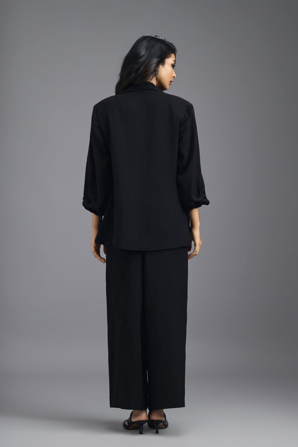BLACK CO-ORD SET WITH GEOMETRIC BRALETTE, RELAXED BLAZER AND WIDE-LEG TROUSERS