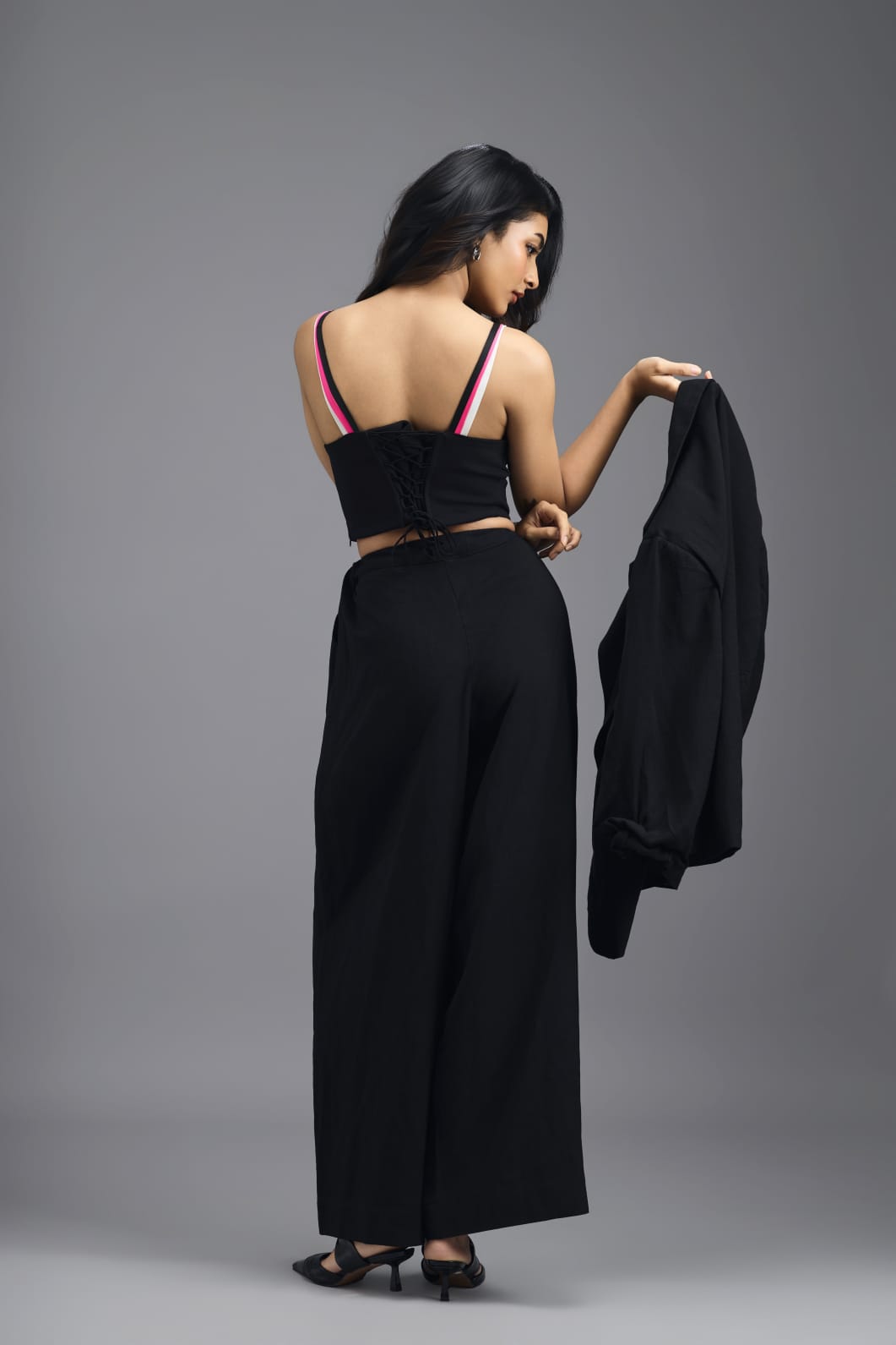 BLACK CO-ORD SET WITH GEOMETRIC BRALETTE, RELAXED BLAZER AND WIDE-LEG TROUSERS
