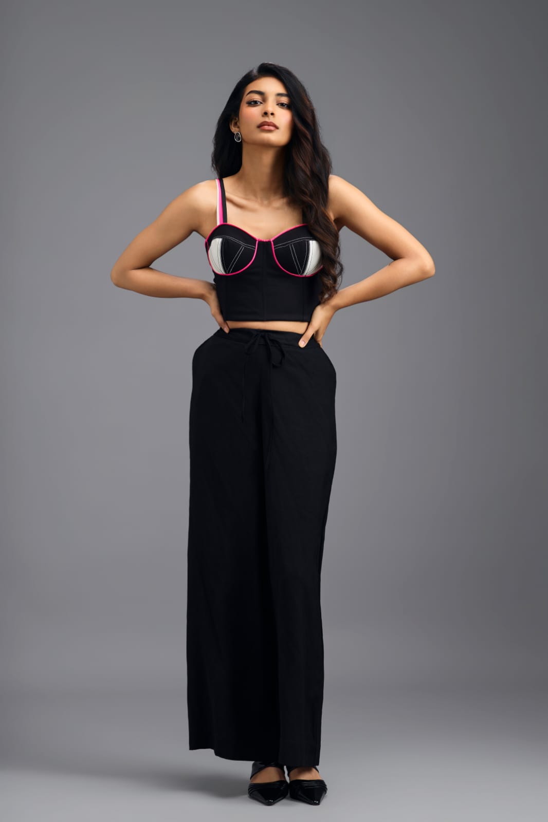 BLACK CO-ORD SET WITH GEOMETRIC BRALETTE, RELAXED BLAZER AND WIDE-LEG TROUSERS