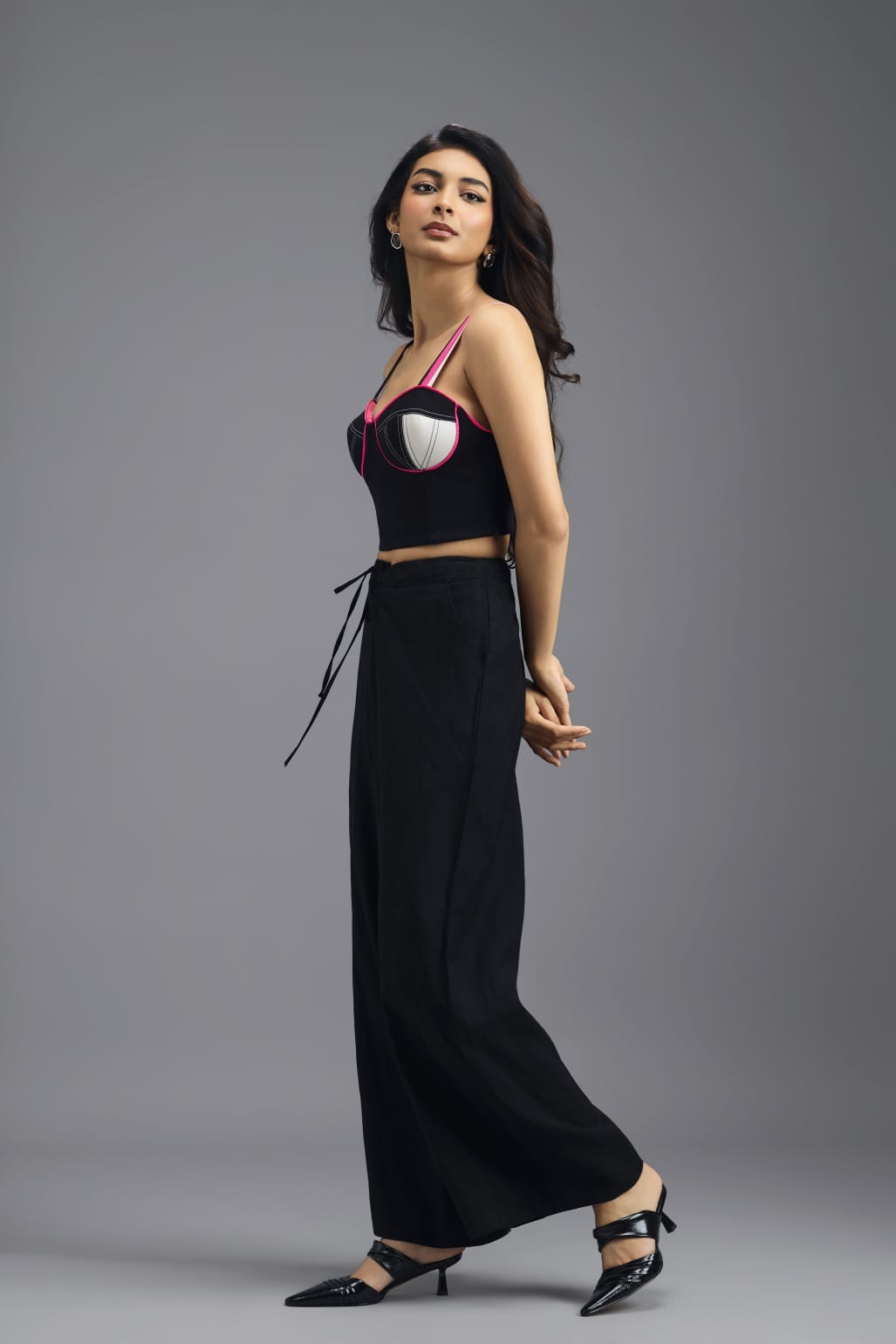 BLACK CO-ORD SET WITH GEOMETRIC BRALETTE, RELAXED BLAZER AND WIDE-LEG TROUSERS