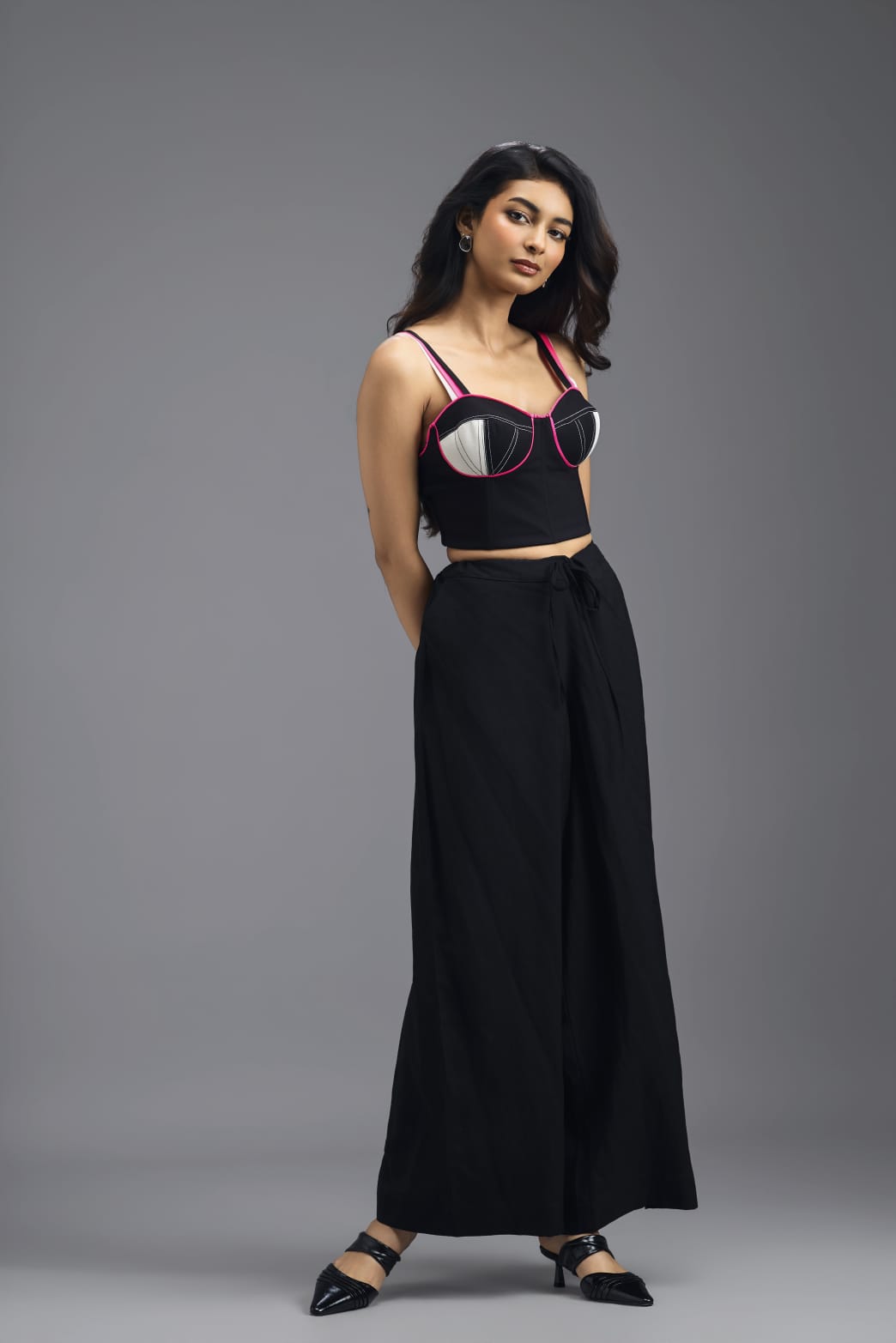 BLACK CO-ORD SET WITH GEOMETRIC BRALETTE, RELAXED BLAZER AND WIDE-LEG TROUSERS